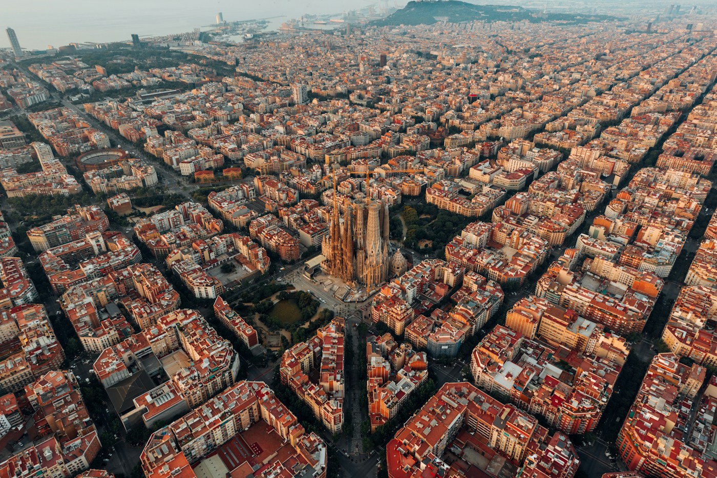 Vista aérea de Barcelona y la Sagrada Familia