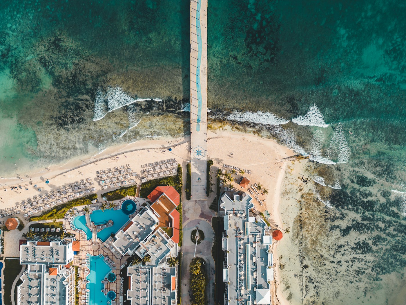 Vista aérea de la costa y un complejo hotelero en Cancún