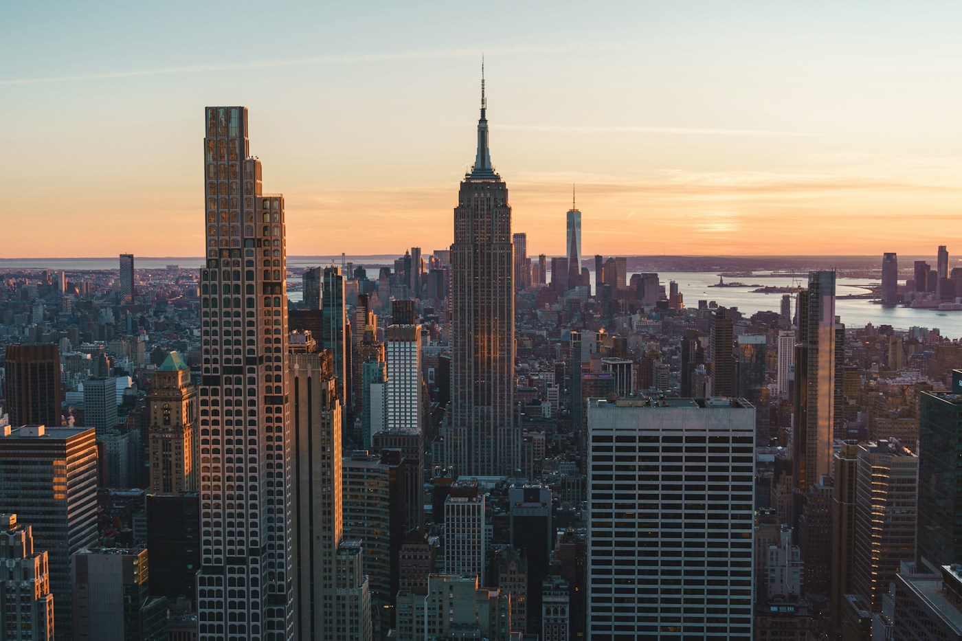 Horizonte de Nueva York al atardecer con el Empire State Building